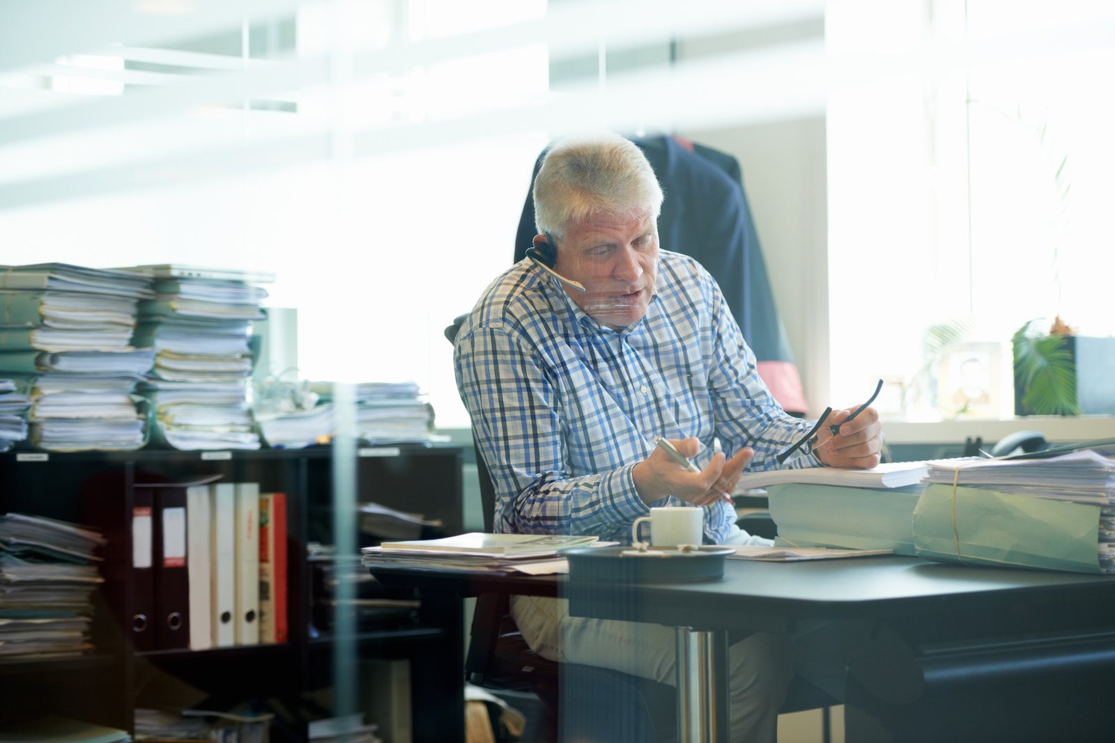 Erfahrener Unternehmer in seinem Büro